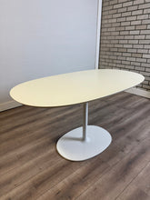 Afbeelding in Gallery-weergave laden, Arper dizzie Eettafel