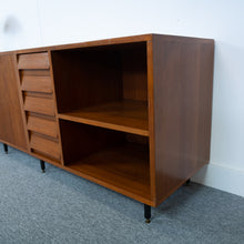 Afbeelding in Gallery-weergave laden, Italiaans midcentury teak dressoir
