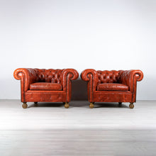 Afbeelding in Gallery-weergave laden, Twee Italiaanse rode Chesterfield fauteuils